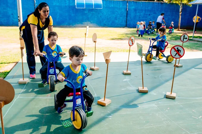 Crianças aprendendo e brincando com bicicletas