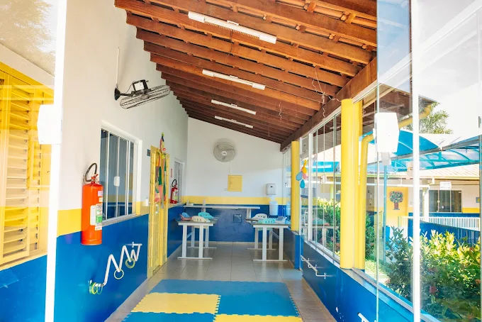 Espaço coberto e colorido da escola