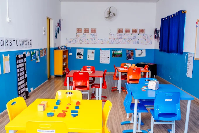 Sala de aula colorida e organizada