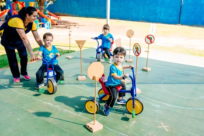 Crianças realizando circuito de bicicleta