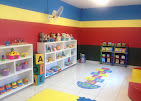 Sala de brinquedos colorida com blocos e amarelinha