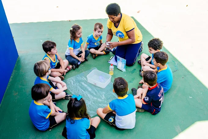 Educadora em atividade com as crianças